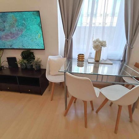 Trendy 2 Room Flat, Next To Corvin Mall Free Huge Garage! Ac,Dishwasher,Washmachine, Smart Tv Budapest Eksteriør bilde