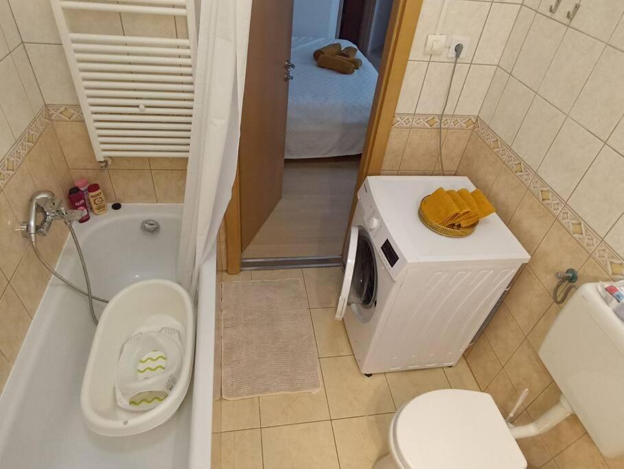 Trendy 2 Room Flat, Next To Corvin Mall Free Huge Garage! Ac,Dishwasher,Washmachine, Smart Tv Budapest Eksteriør bilde