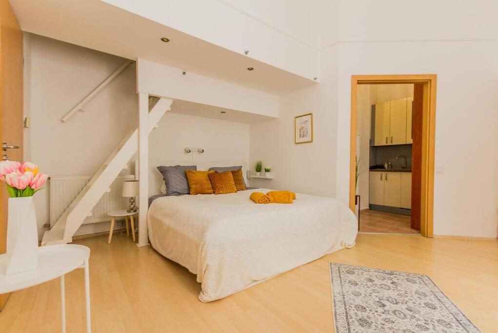 Trendy 2 Room Flat, Next To Corvin Mall Free Huge Garage! Ac,Dishwasher,Washmachine, Smart Tv Budapest Eksteriør bilde