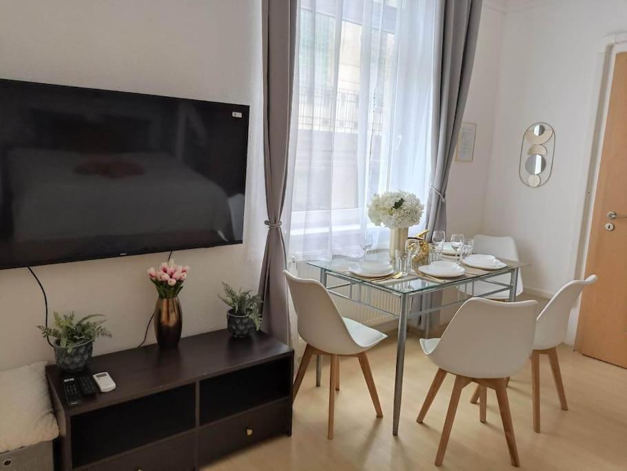 Trendy 2 Room Flat, Next To Corvin Mall Free Huge Garage! Ac,Dishwasher,Washmachine, Smart Tv Budapest Eksteriør bilde