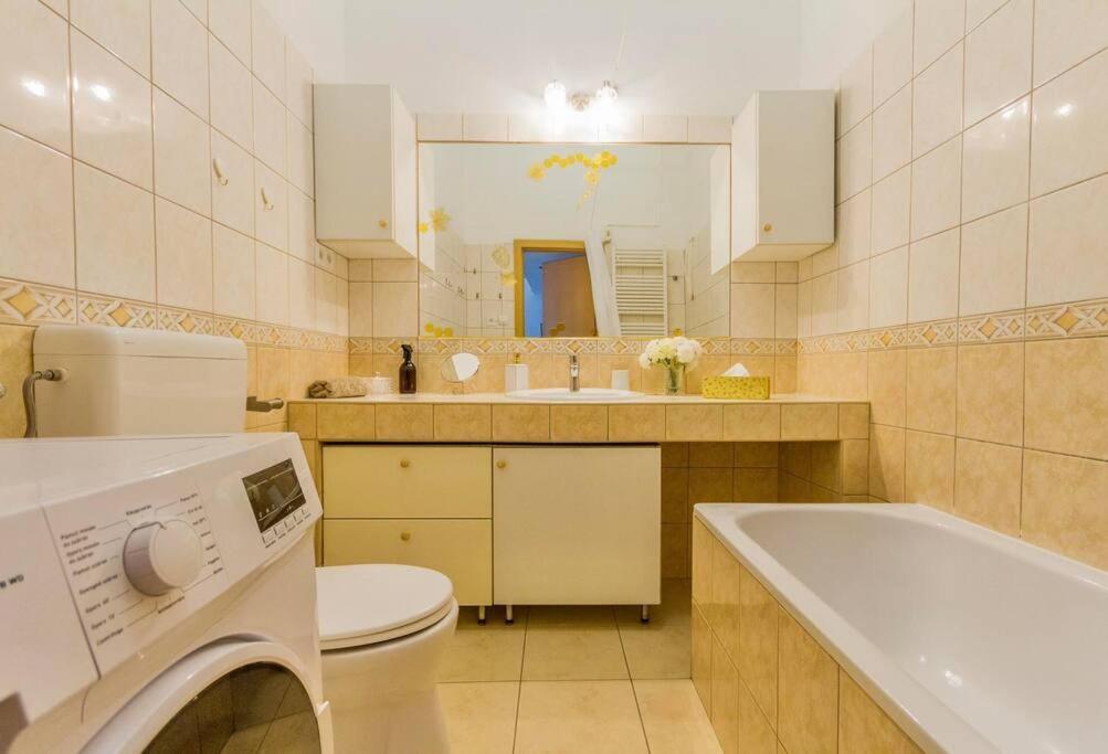 Trendy 2 Room Flat, Next To Corvin Mall Free Huge Garage! Ac,Dishwasher,Washmachine, Smart Tv Budapest Eksteriør bilde