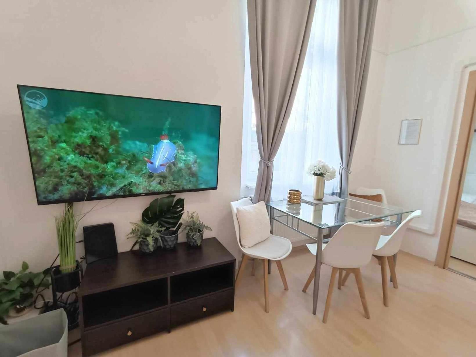 Trendy 2 Room Flat, Next To Corvin Mall Free Huge Garage! Ac,Dishwasher,Washmachine, Smart Tv Budapest Eksteriør bilde